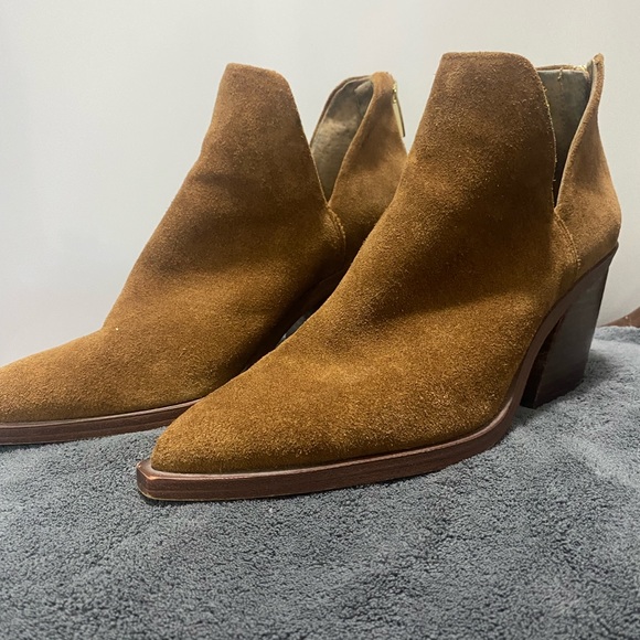 Slightly used Vince Camino ankle boots size 7.5 - Picture 3 of 3